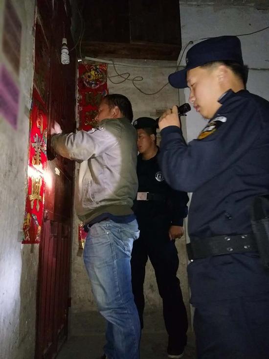 汕头粗心妈妈误将幼女锁家中 